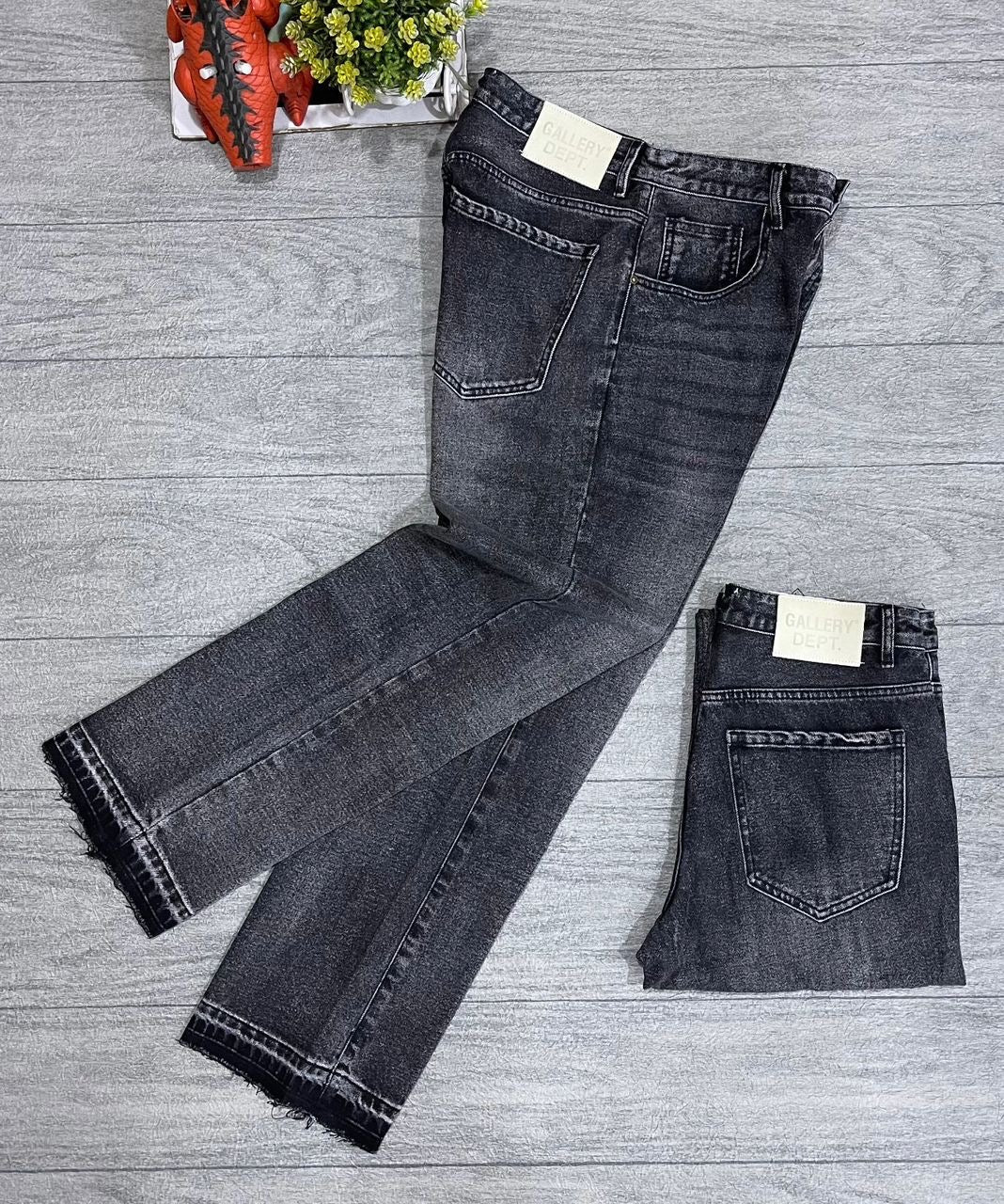 Men’s Vintage Black Straight-Leg Jeans – Distressed Hem