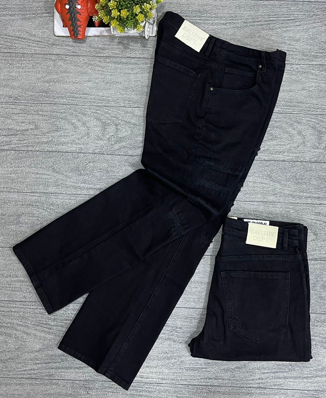 Men’s Vintage Black Straight-Leg Jeans – Distressed Hem